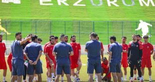 این بازیکن باید تا ۴۰ سالگی در پرسپولیس بماند | جای قلعه‌نویی بودم ۷-۸ بازیکن را انتخاب نمی کردم