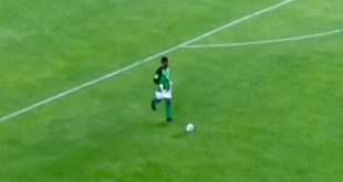 گل ۶۴ متری دروازه‌بان ورزشگاه را شوکه کرد؛ فرار بزرگ از باخت + فیلم