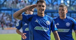 دلجویی بازیکن استقلال از یاسر آسانی + عکس