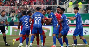 کارشناس داوری: بازیکن استقلال در دربی باید اخراج می‌شد | کمیته انضباطی به سنگ‌پرانی ورود کند