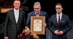 سرمربی سابق پرسپولیس در تالار مشاهیر | برانکو ایوانکوویچ پاداش دستاورد خود را گرفت + عکس